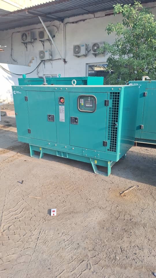 Groupe électrogène Cummins 15 kVA insonorisé quasi neuf