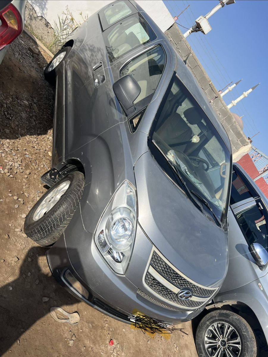 Hyundai Starex essence en bon état disponible immédiatement