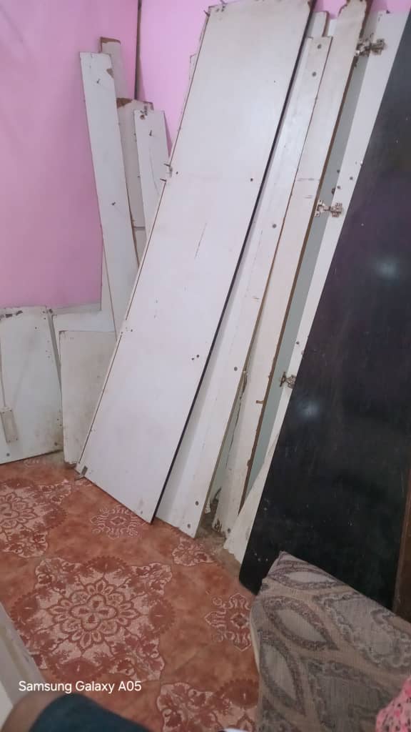 Lit avec tiroirs et armoire complète en bon état démontés