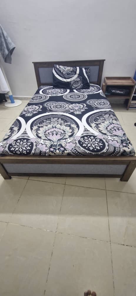 Lit en bois 120x190 avec matelas médical et protège-matelas