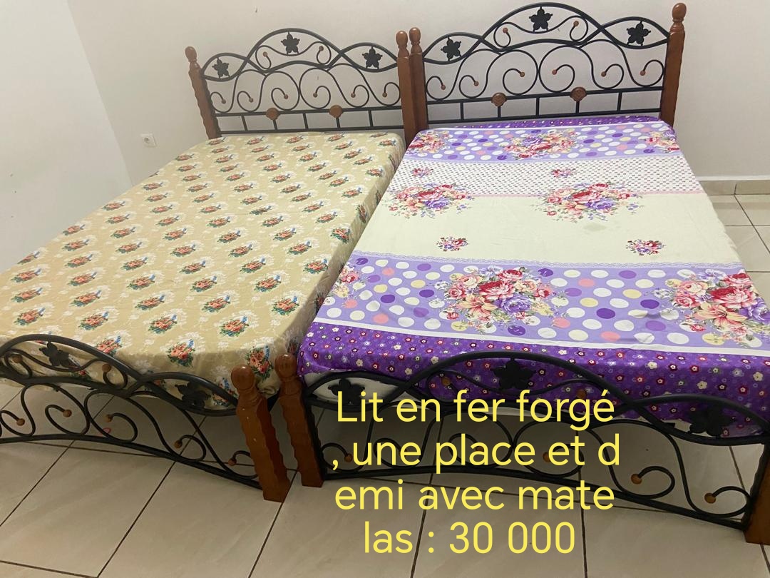 Lit en fer forgé 1 place et demi avec matelas en bon état