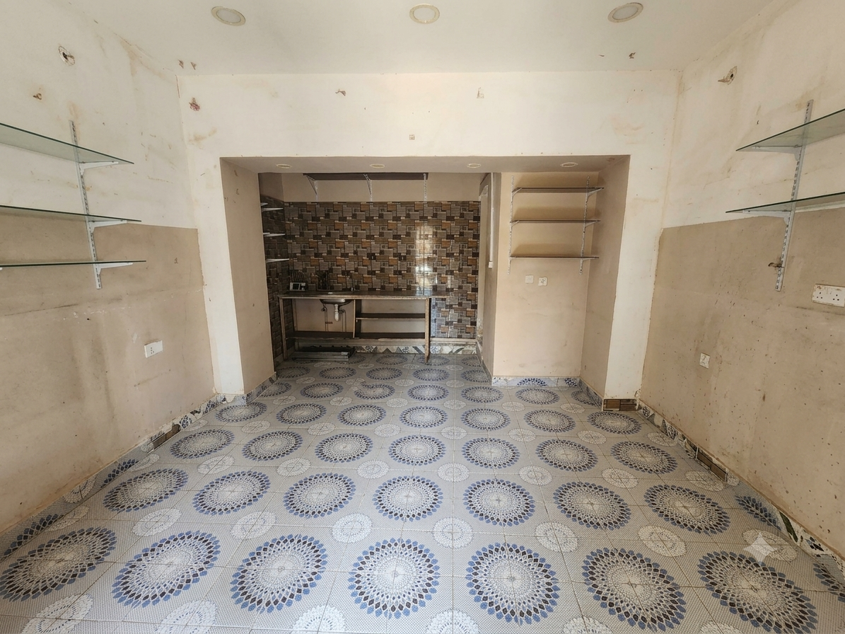Local commercial 25 m² avec terrasse, Quartier 4