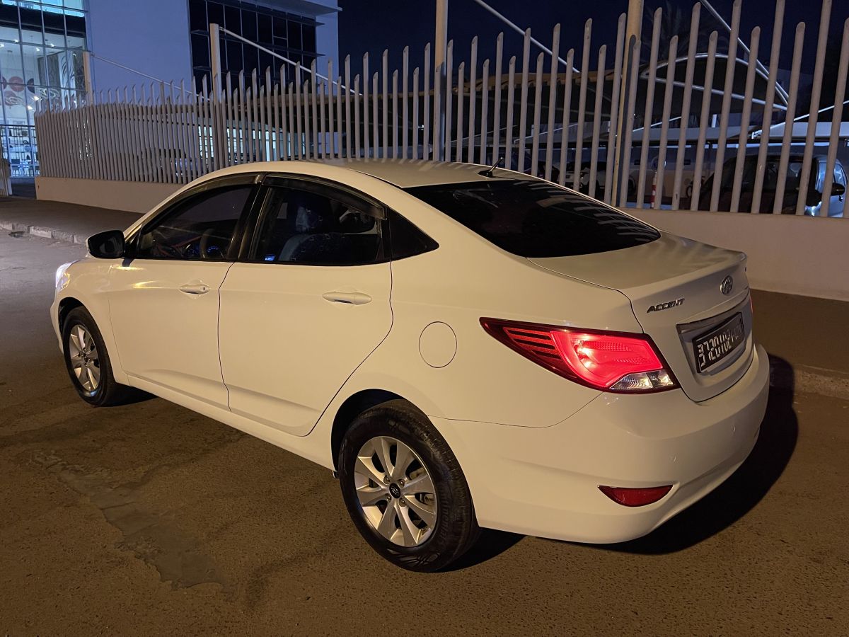 Hyundai Accent à louer, confort et praticité