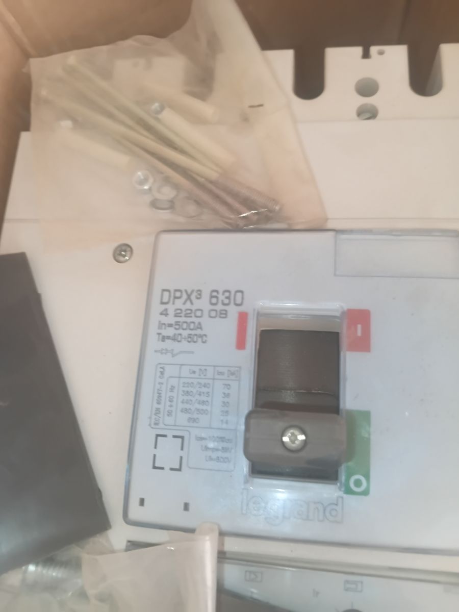 Disjoncteur triphasé Legrand 500A neuf électrique plomberie