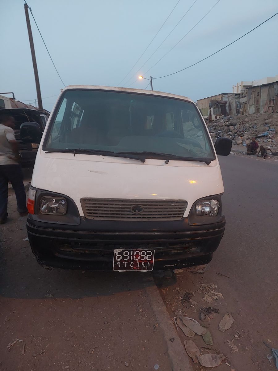 Toyota Hiace Minibus 15 places disponible