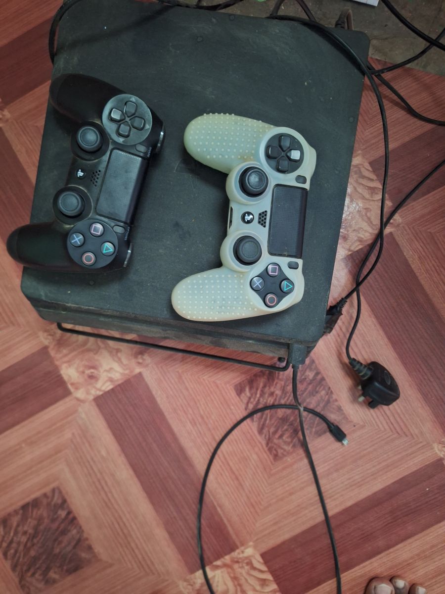 PlayStation 4 avec 2 manettes originales et 3 jeux dont FIFA 24