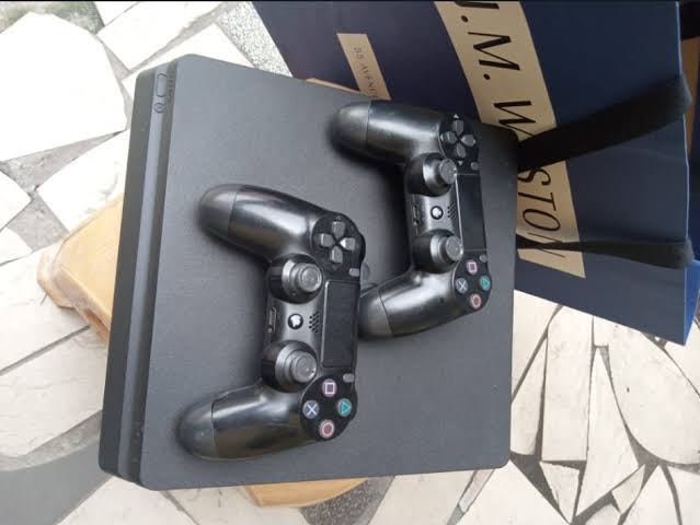 PlayStation 4 Jailbreak 9.0 avec 11 jeux et 2 manettes