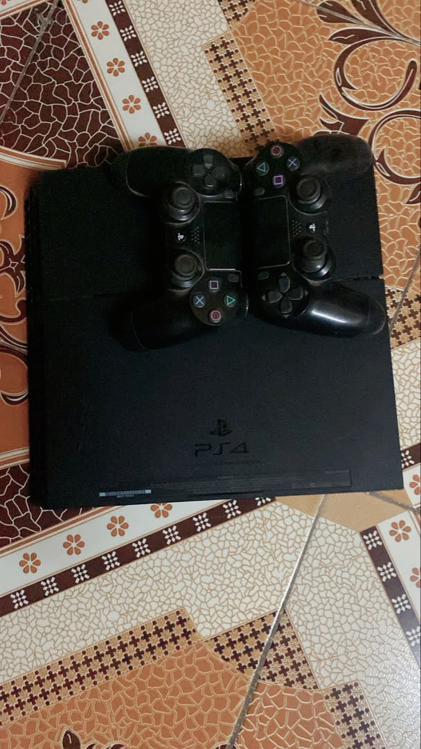 PS4 avec 2 manettes