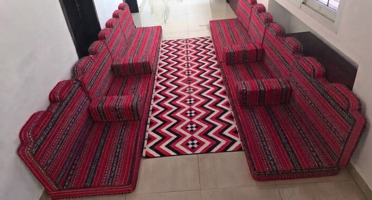 Salon yéménite presque neuf avec tapis assorti