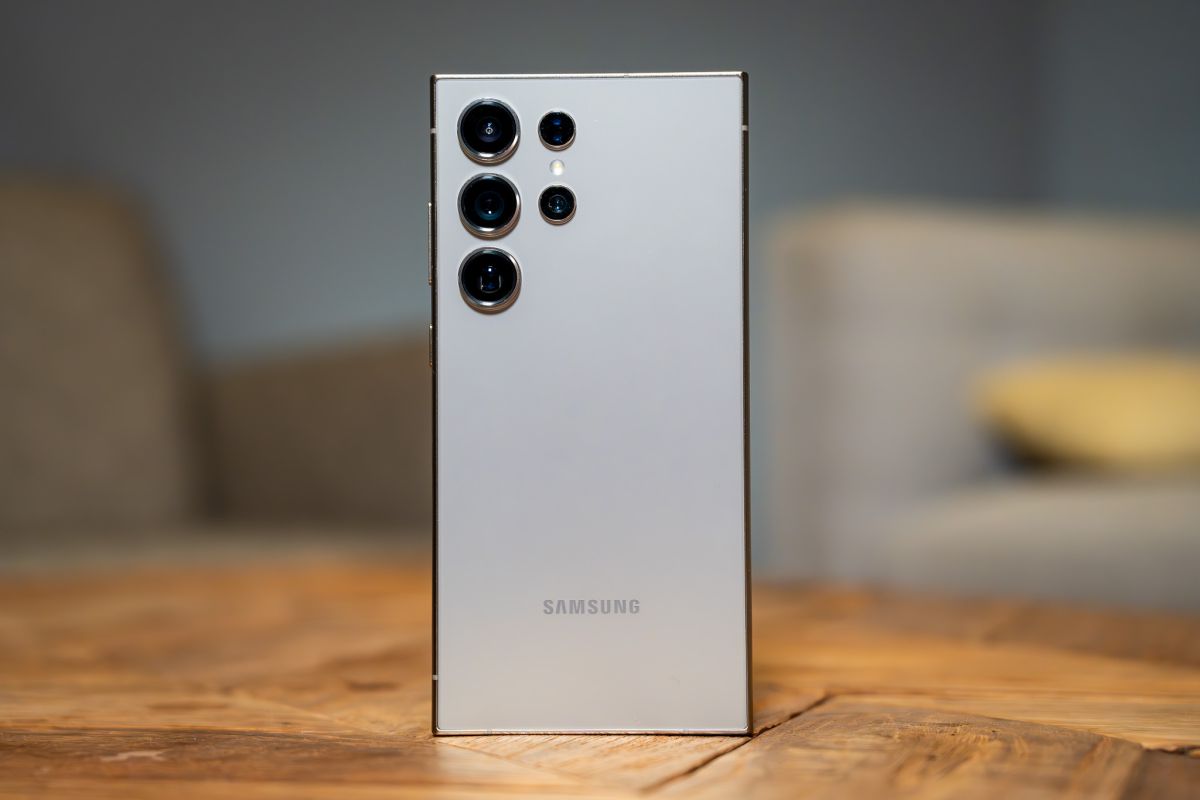 Samsung S24 Ultra 6 mois d\'utilisation, écran avec légère tâche noire