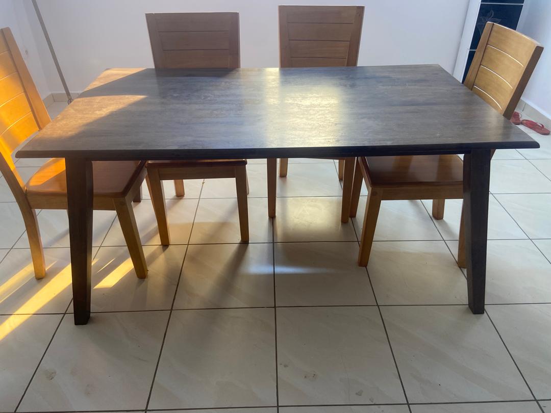 Table salle à manger bois pour 6 personnes en bon état
