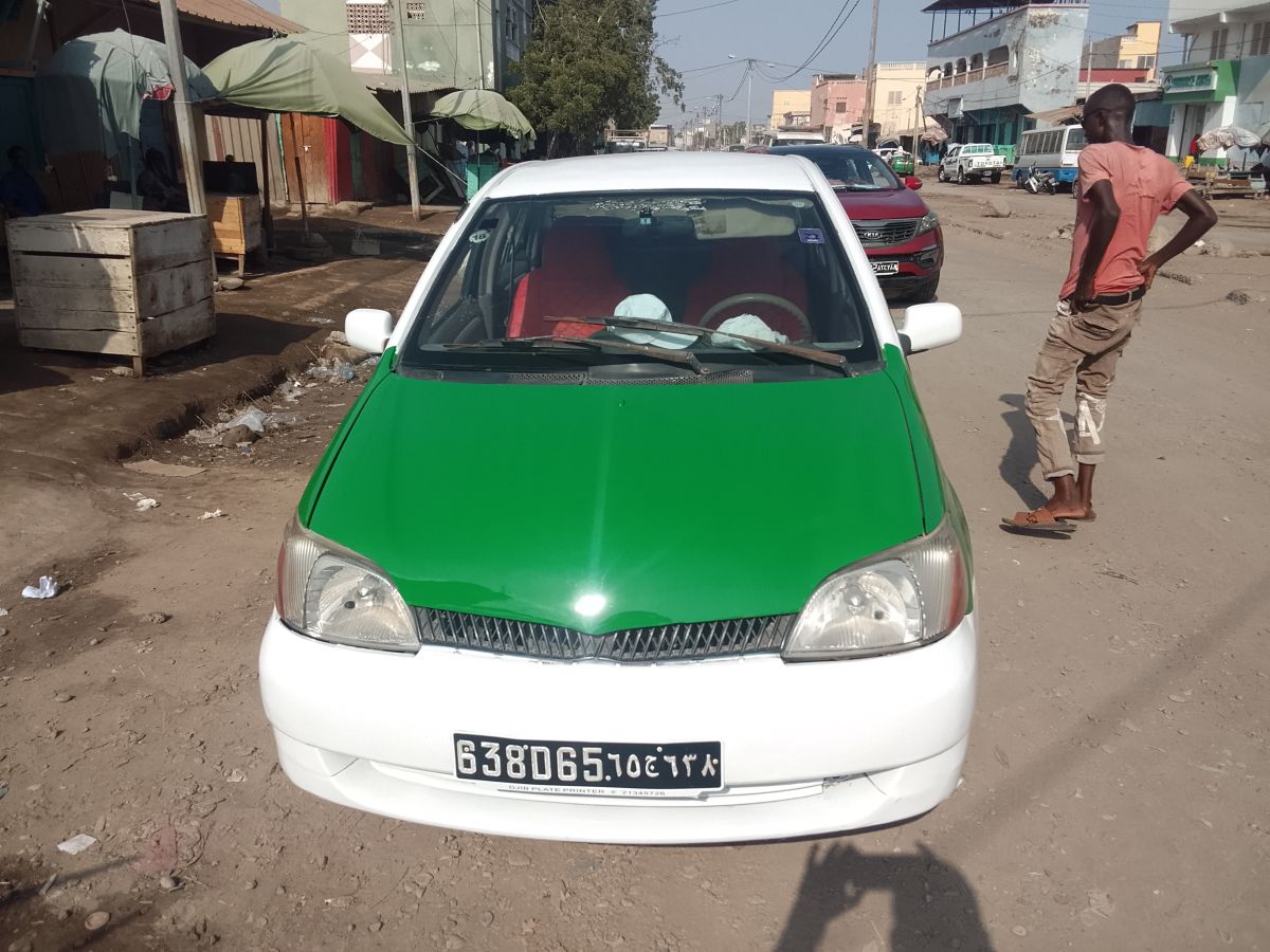 Toyota Platz taxi en bon état, fonctionnel
