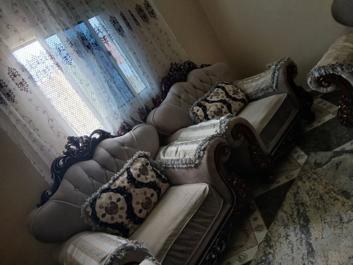 Salon en bon état, mobilier complet disponible