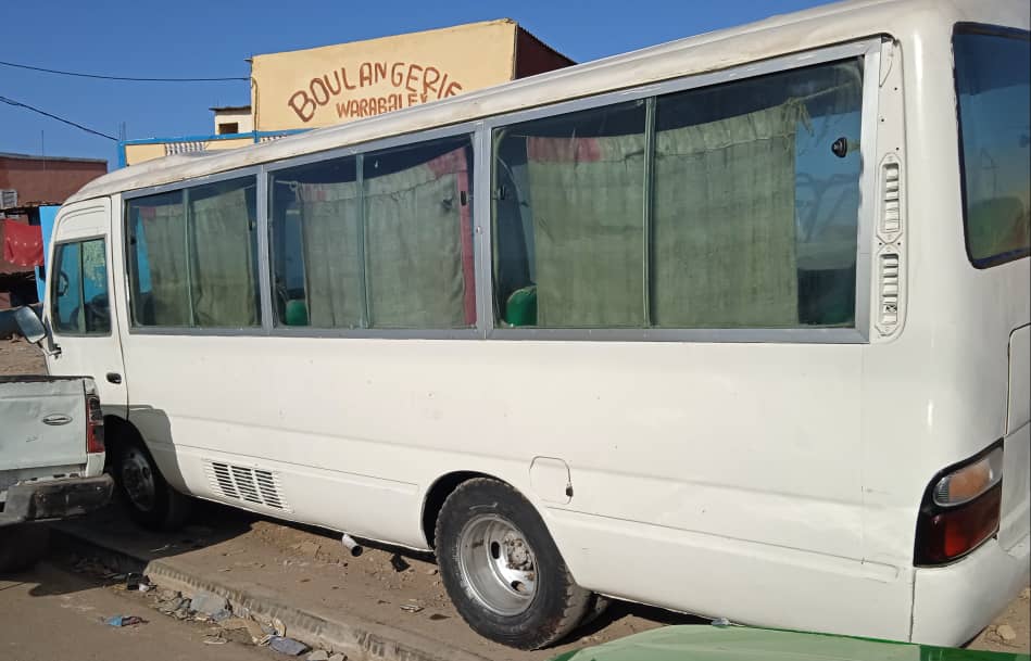 Bus Toyota Coaster en bon état