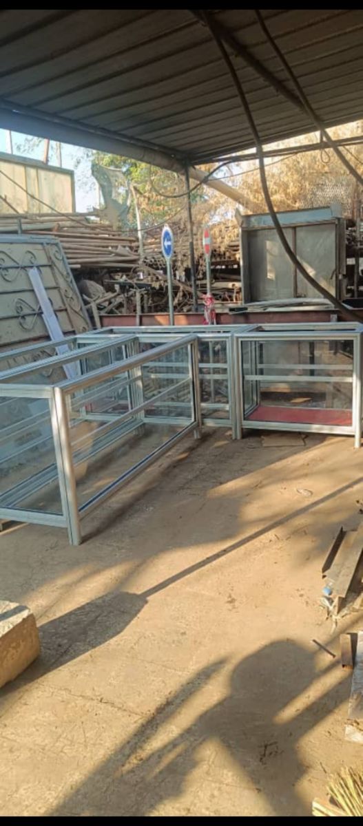Ensemble 3 tables vitrines aluminium de haute qualité pour commerce