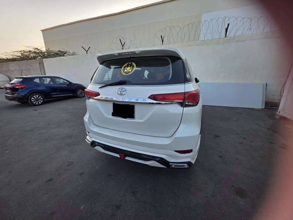 3 Voitures en excellent état à vendre : TOYOTA PRADO AUTOMATIQUe - TOYOTA FORTUNER VXR 2020 AUTOMATIQUE &/ Hyundai SANTA FE 2016 & 2020