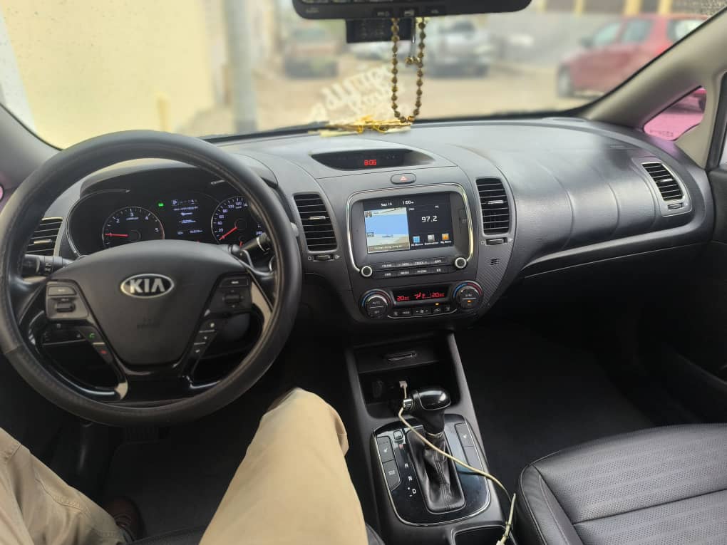 4 Voitures en excellent état à vendre : TOYOTA PRADO AUTOMATIQUe - TOYOTA FORTUNER VXR 2020 AUTOMATIQUE & KIA k3 AUTOMATIQUE & Hyundai SANTA FE 2016