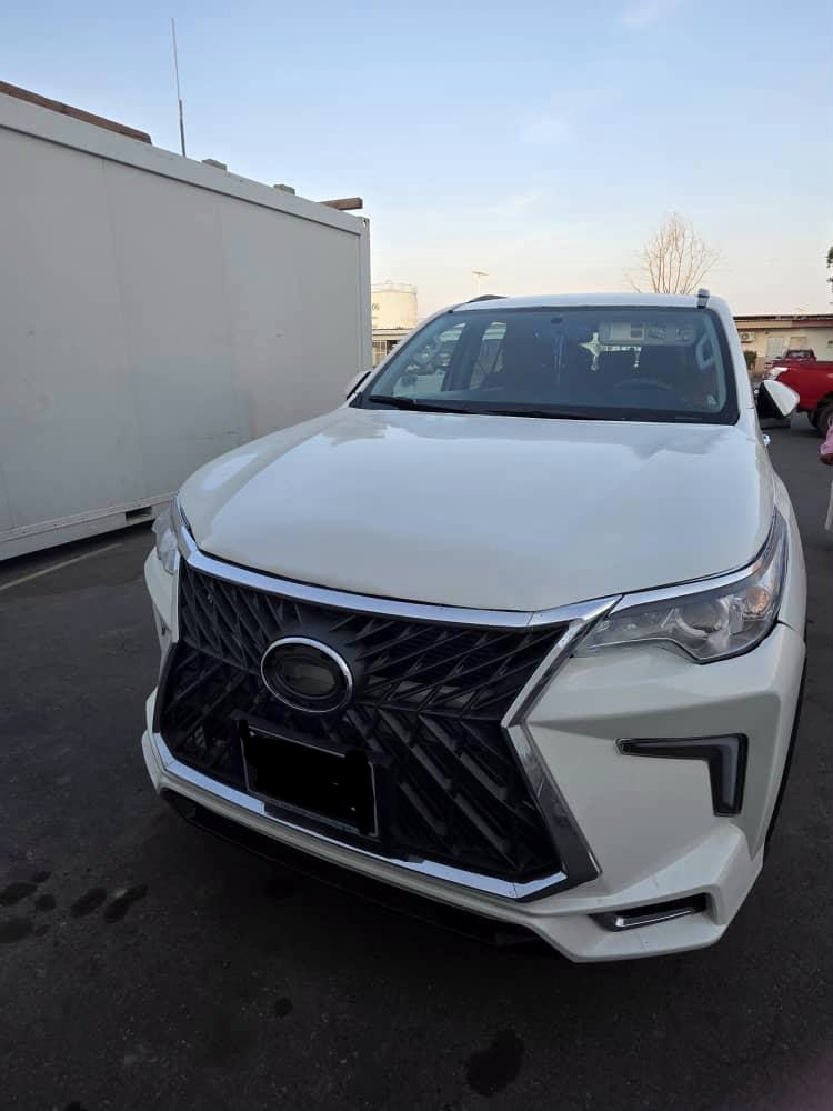 3 Voitures en excellent état à vendre : TOYOTA PRADO AUTOMATIQUe - TOYOTA FORTUNER VXR 2020 AUTOMATIQUE &/ Hyundai SANTA FE 2016 & 2020