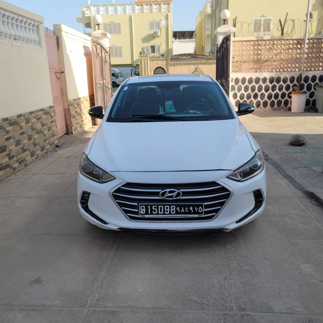Hyundai Avante 2017 diesel boîte automatique blanc bien entretenue