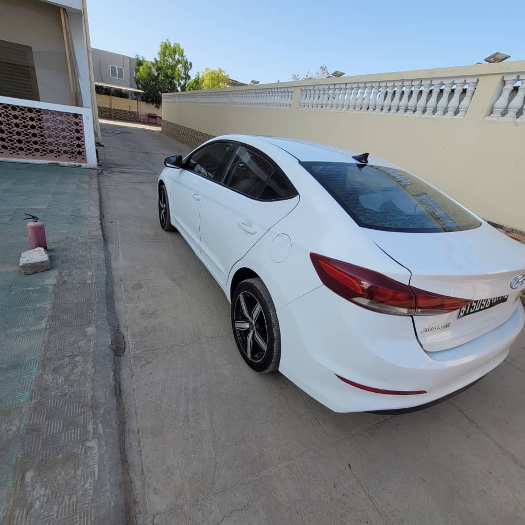 Hyundai Avante 2017 diesel boîte automatique blanc bien entretenue