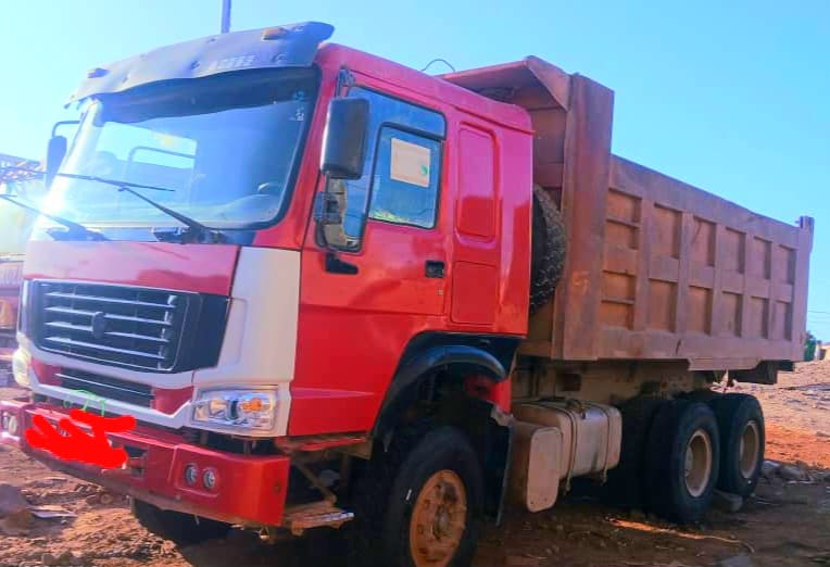 Camion Sinotruk en bon état avec moteur intact