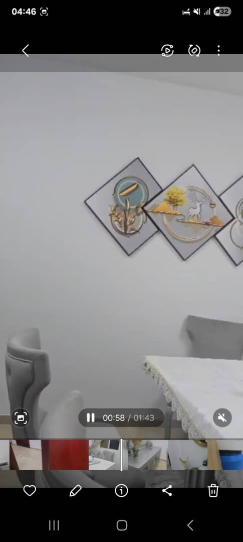 Lot meubles et décoration intérieure 3 chambres avec frigidaire quasi neuf