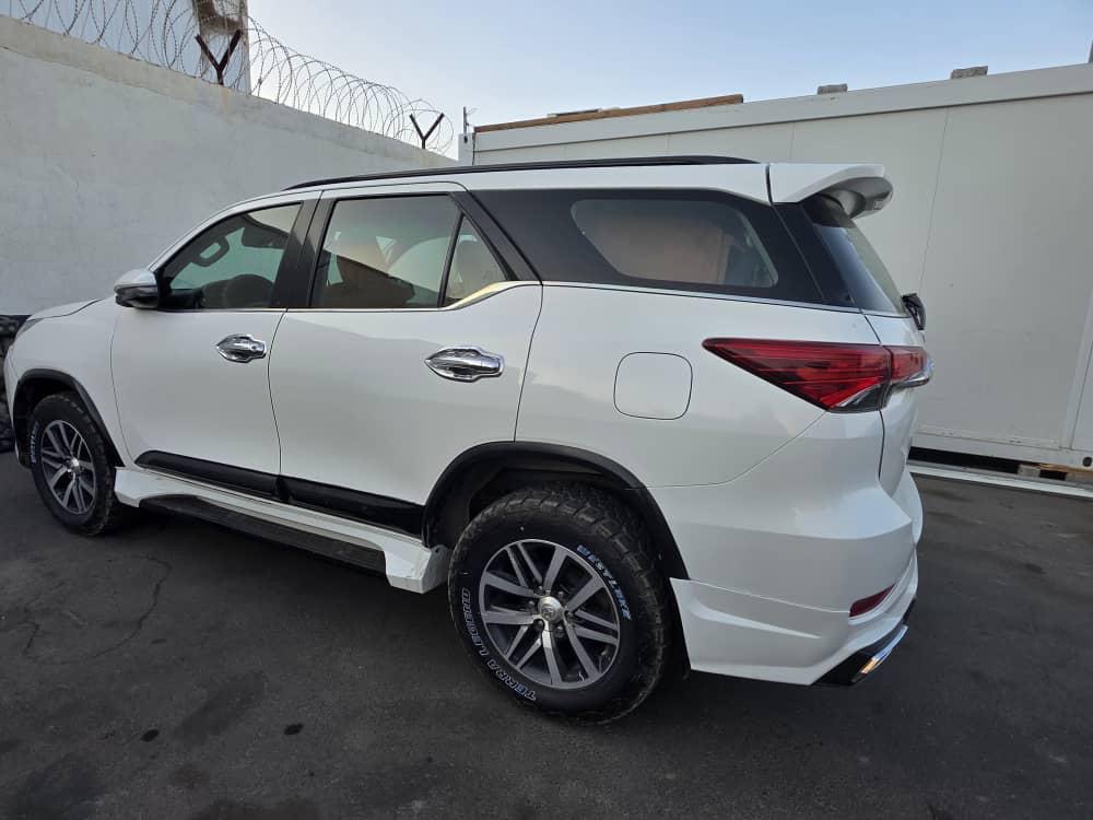 4 Voitures en excellent état à vendre TOYOTA FORTUNER VXR 2020 AUTOMATIQUE & HYUNDAI TUCSON& KIA k3 AUTOMATIQUE & Hyundai SANTA FE 2016