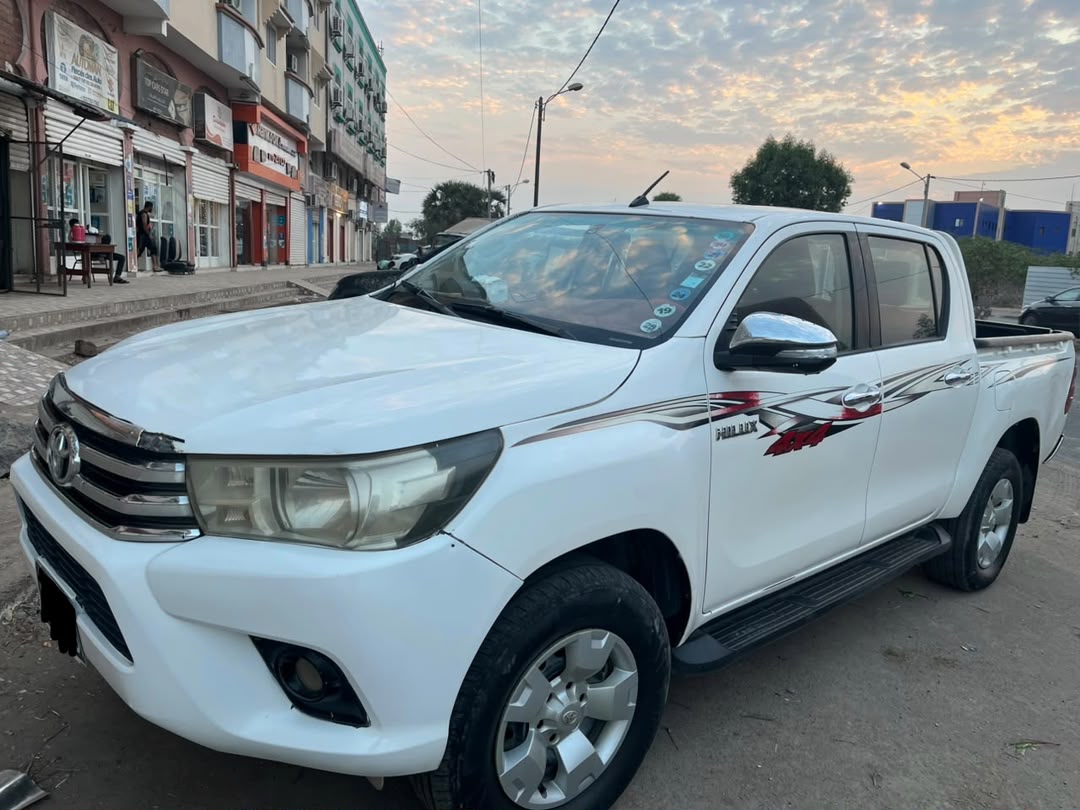 4 Voitures en excellent état à vendre : TOYOTA PRADO AUTOMATIQUe - TOYOTA FORTUNER VXR 2020 AUTOMATIQUE &/ HILUX Requin 2016 & Hyundai SANTA FE 2016