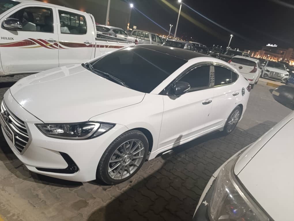 Hyundai Avante 2018 diesel blanc en très bon état