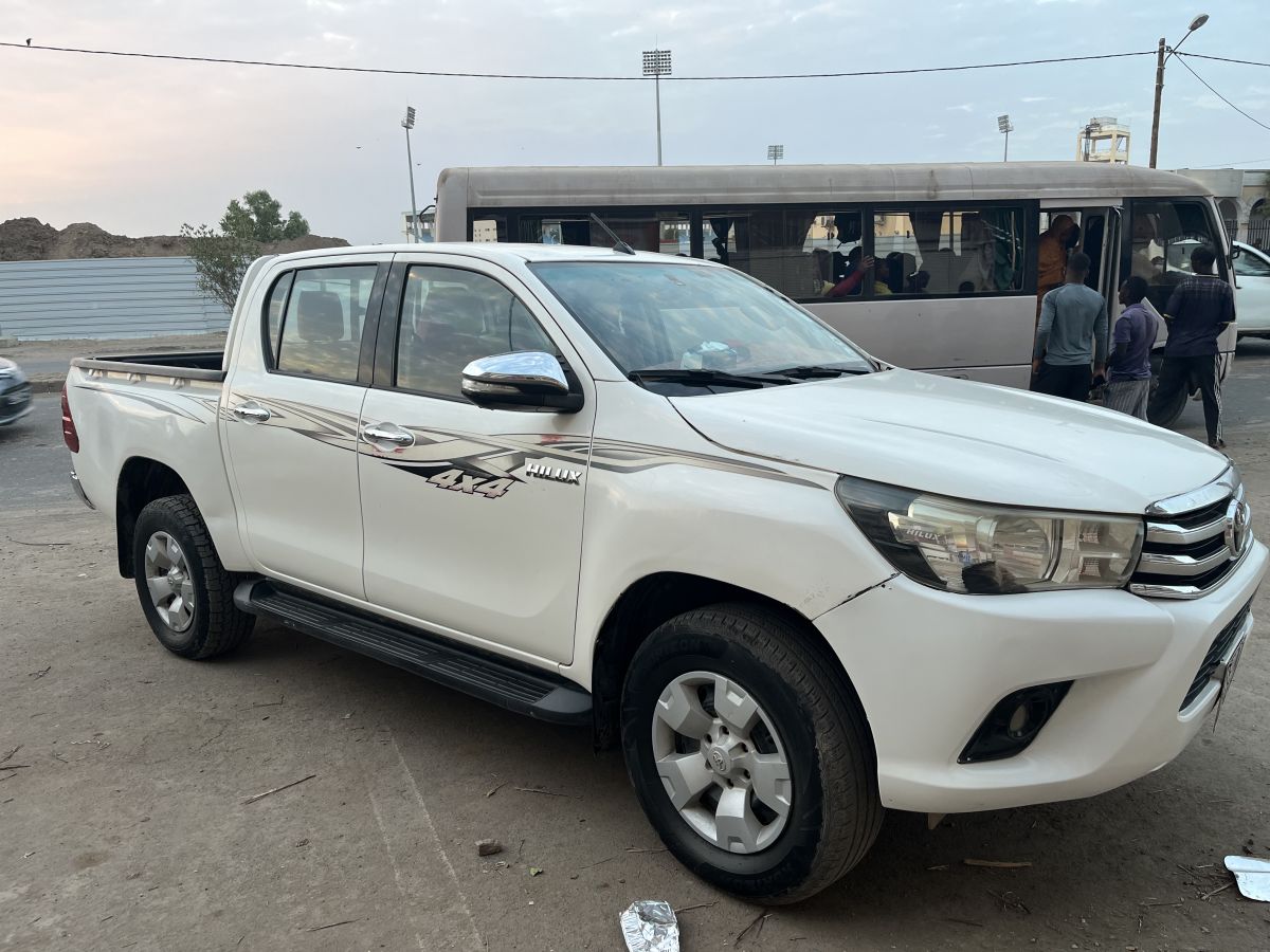 Toyota Hilux 2015 SR5 diesel boîte manuelle en excellent état