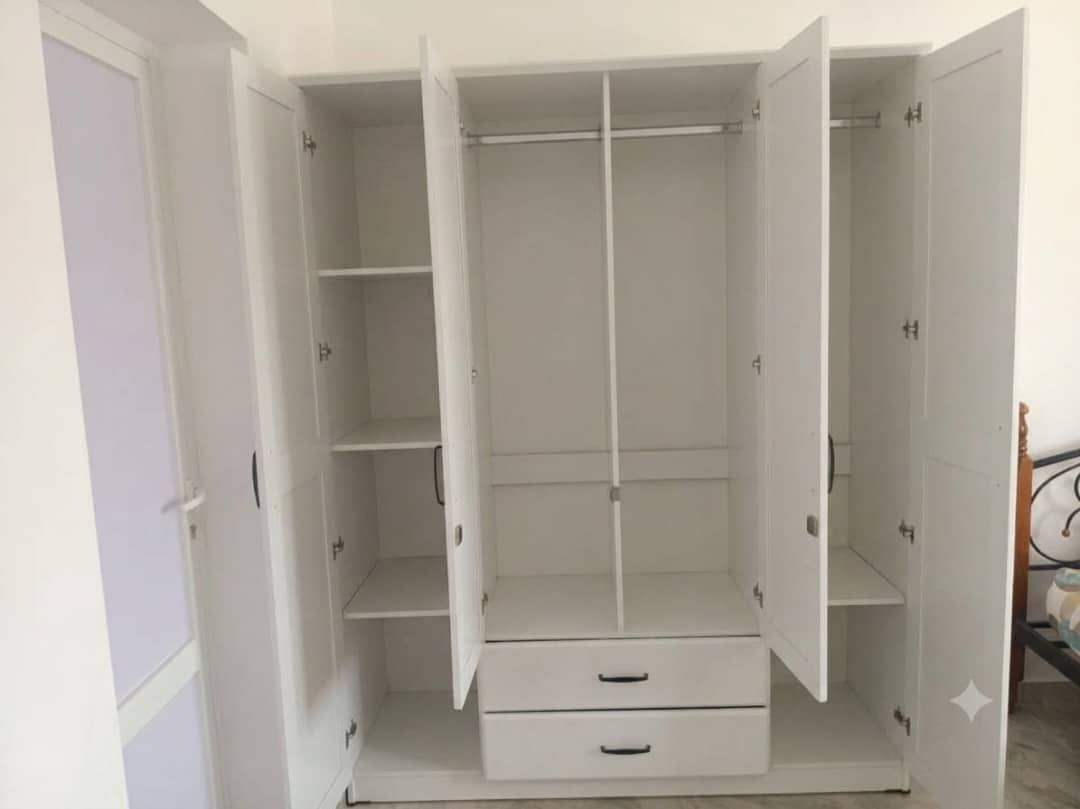 Armoire blanche 4 portes avec tiroirs et étagères