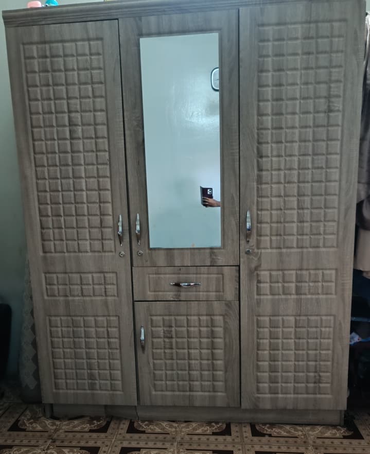 Armoire grande et moderne en excellent état