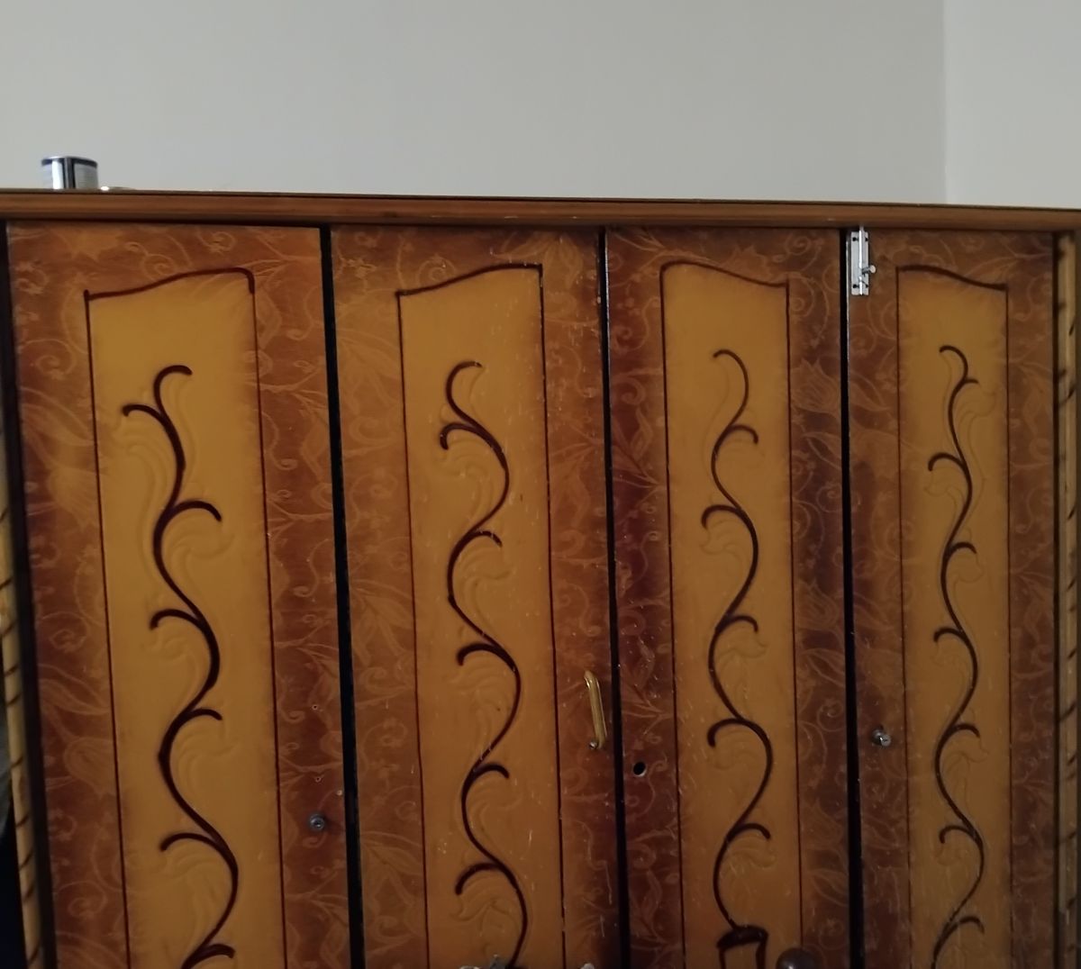 Armoire yéménite en bois 4 portes avec étagères