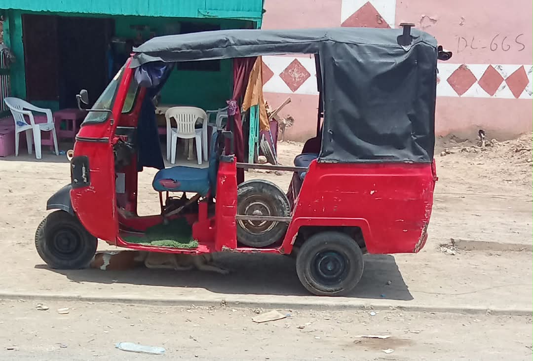 Tricycle Bajaj en bon état