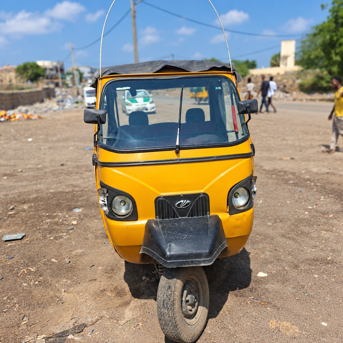 Bajaj Mahindra D106 en excellent état pour transport professionnel