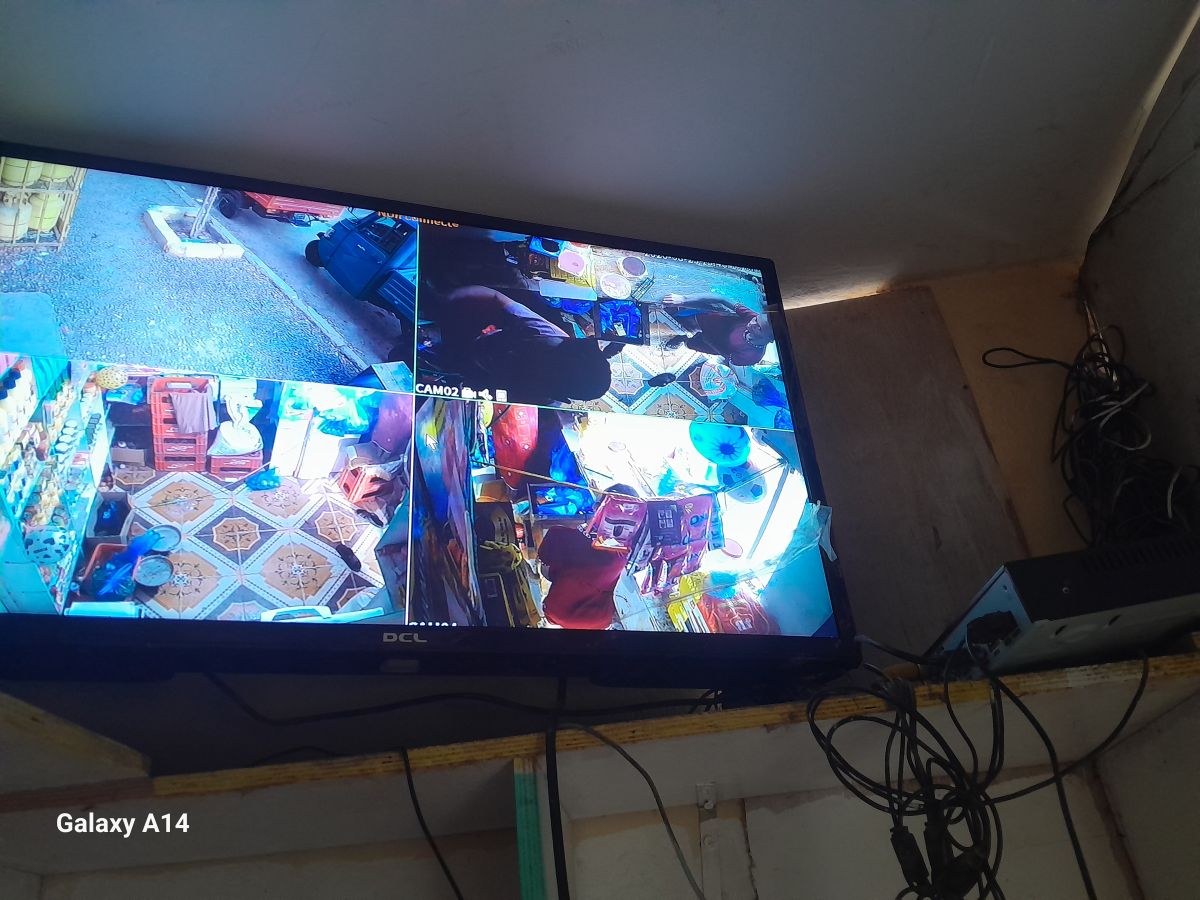 Caméra de surveillance 4 bornes avec écran plat