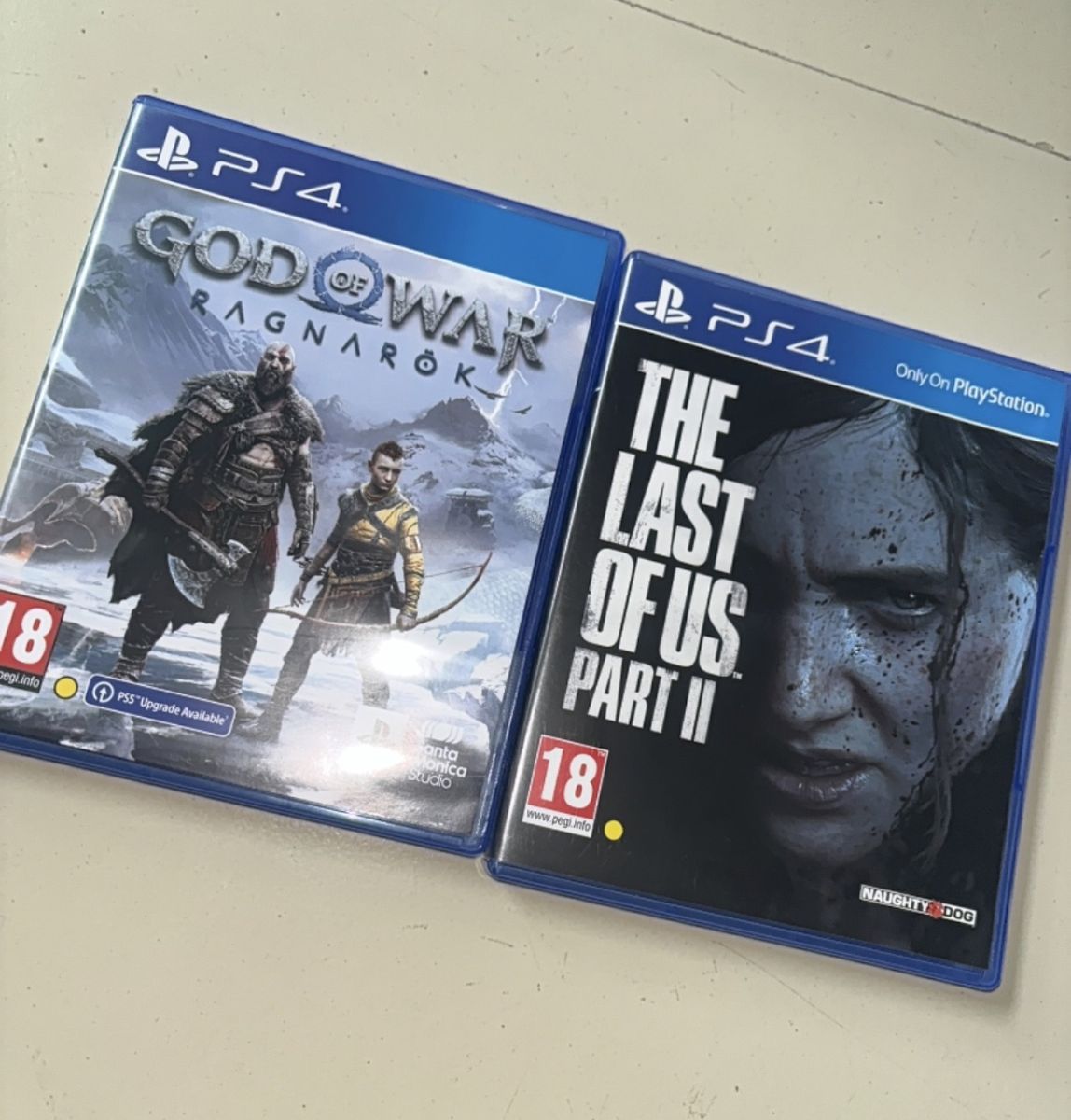 Jeux PS4 The Last of Us 2 et God of War Ragnarok en bon état