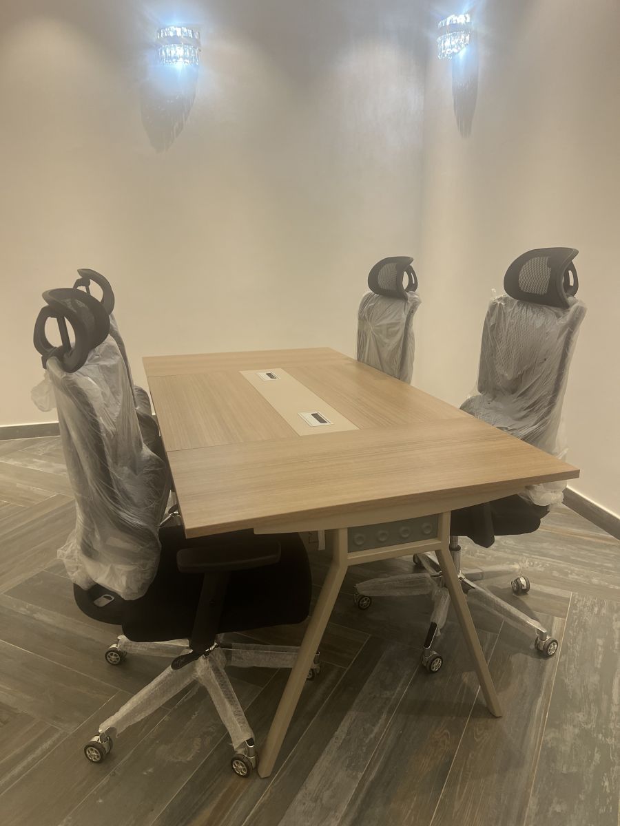 Ensemble Salle de Réunion : Table bois clair + 4 chaises ergonomiques neuves