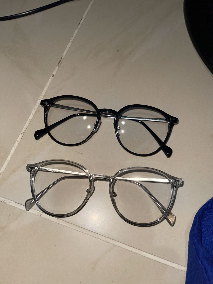 Lunettes de soleil monture argentée verres teintés foncés