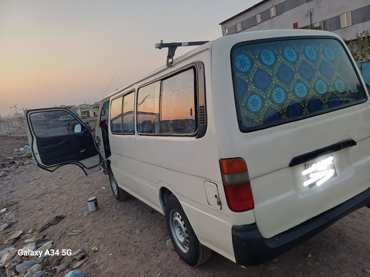 Mini bus Toyota Hiace neuf en excellent état