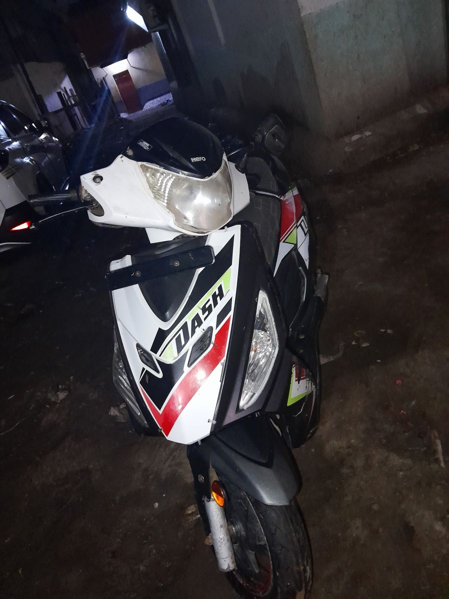 Scooter Hero Dash 125cc en bon état avec assurance 1 an