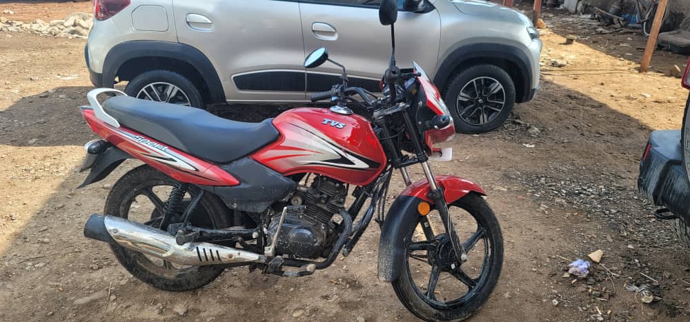 Moto TVS en bon état