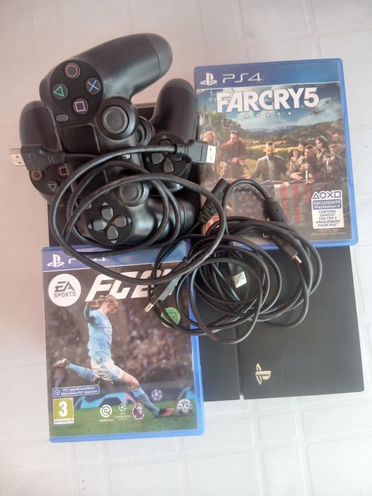 PlayStation 4 avec 2 manettes et jeux FIFA 2024
