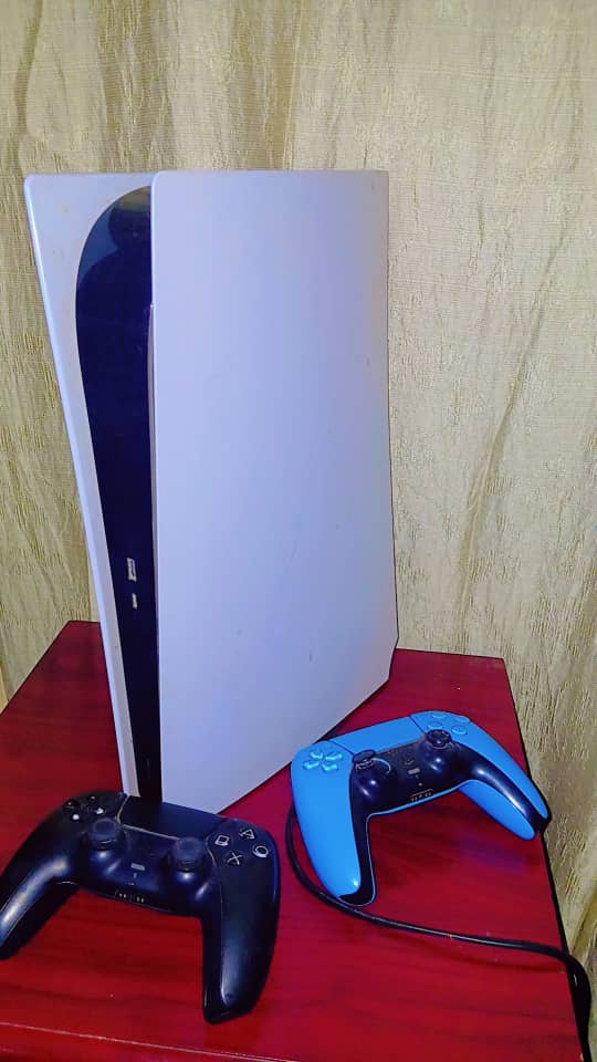 Playstation 5 Digital Edition avec 2 manettes et 6 jeux