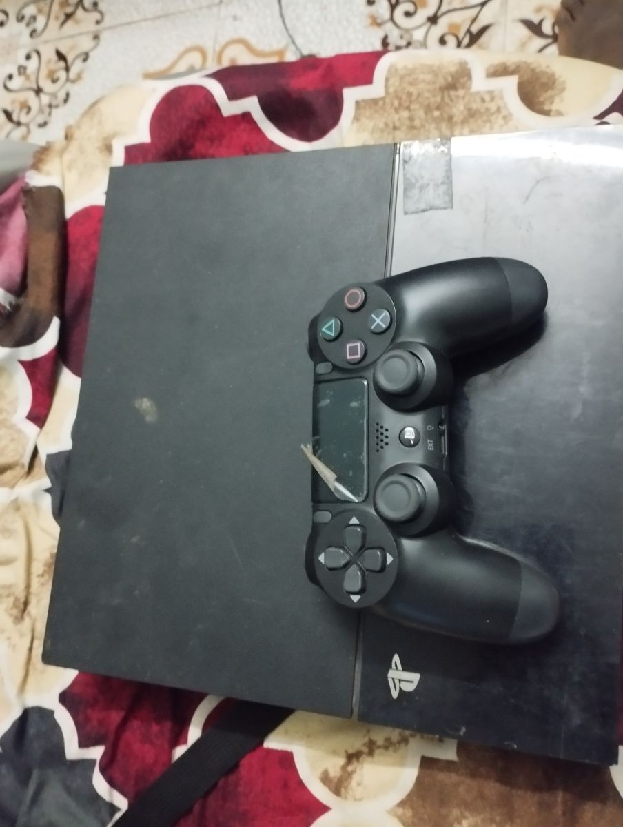 Console PS4 avec jeux FIFA et Watch Dogs en bon état