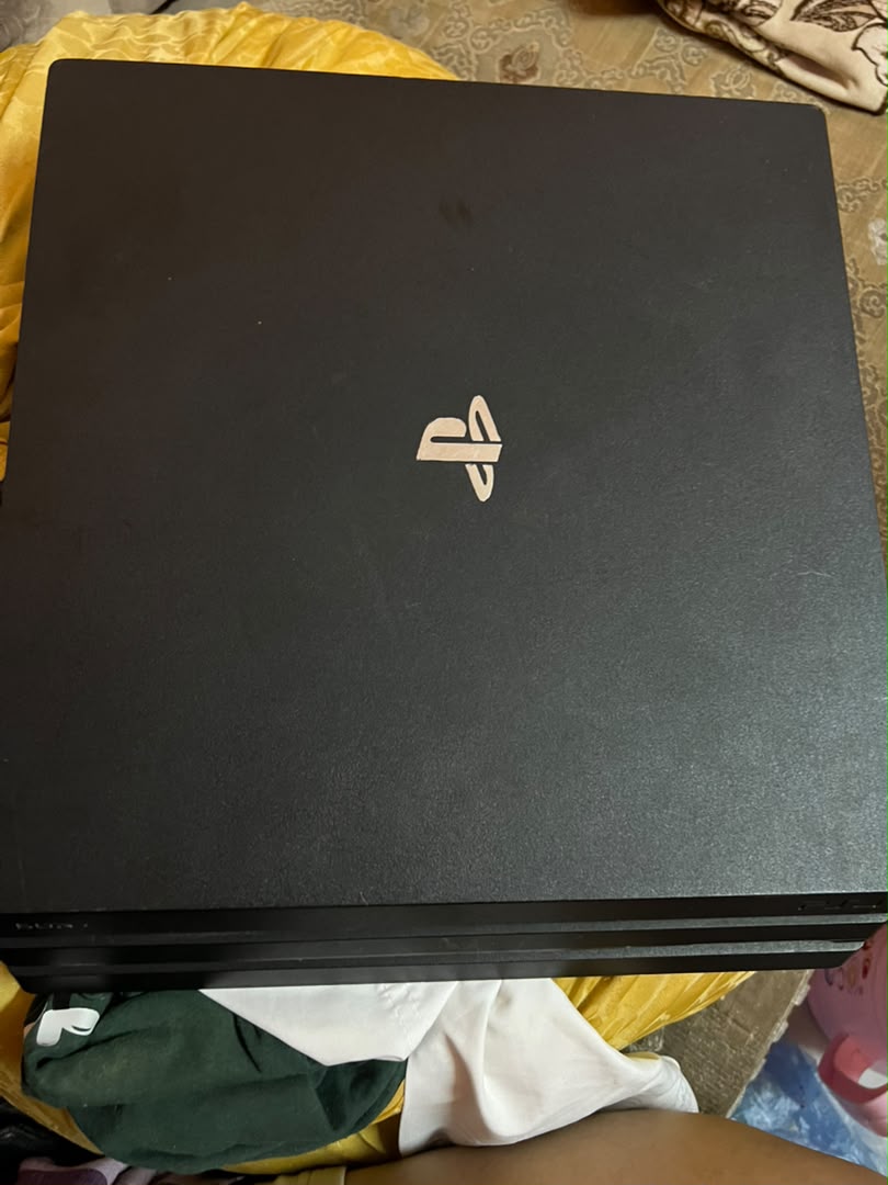 Console PS4 Pro avec manette et câbles en parfait état