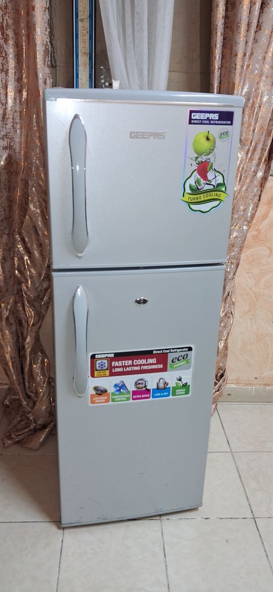 Réfrigérateur Geepas double porte 180L quasi neuf