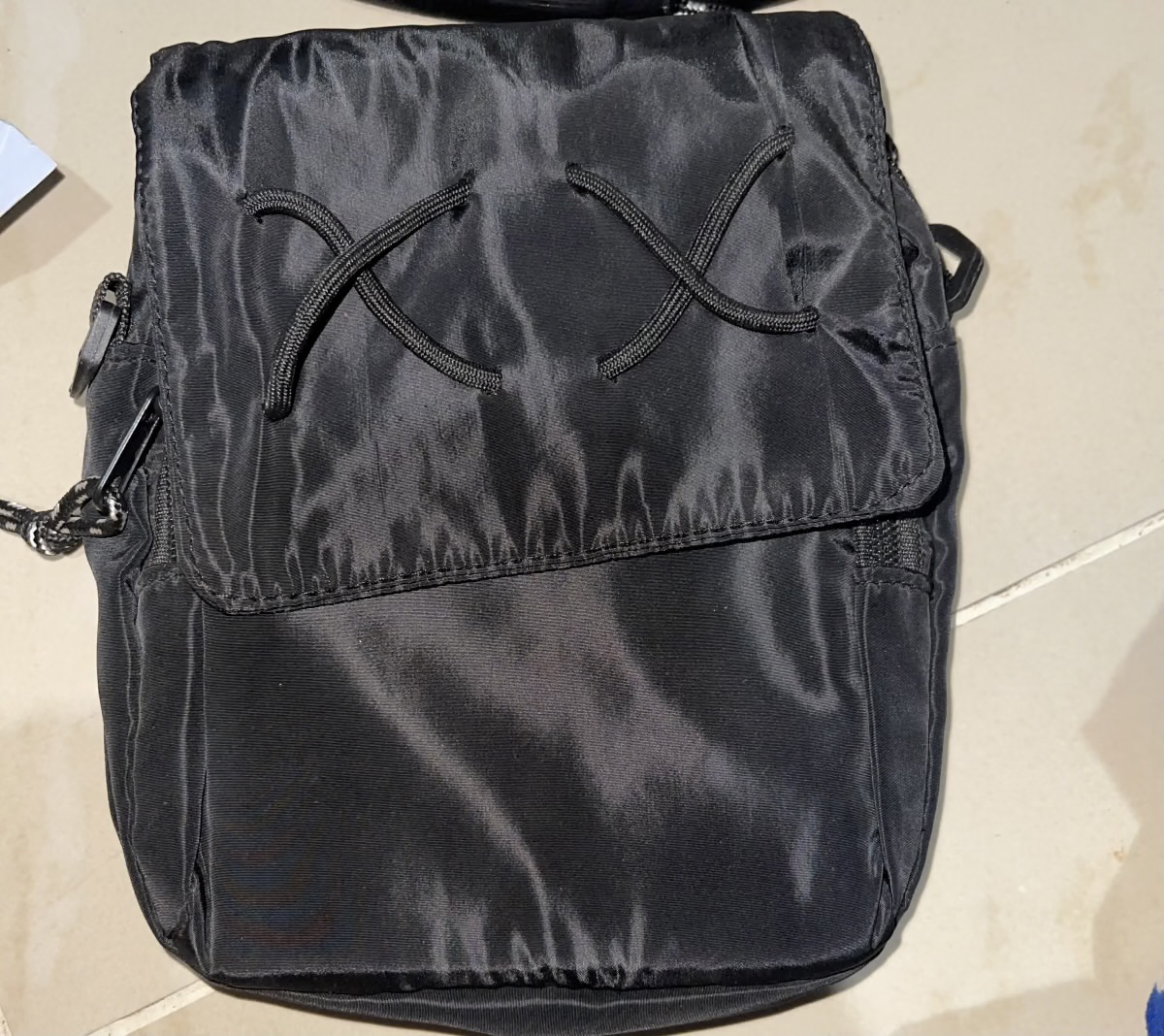 Sacoche bandoulière noire en nylon avec poches multiples