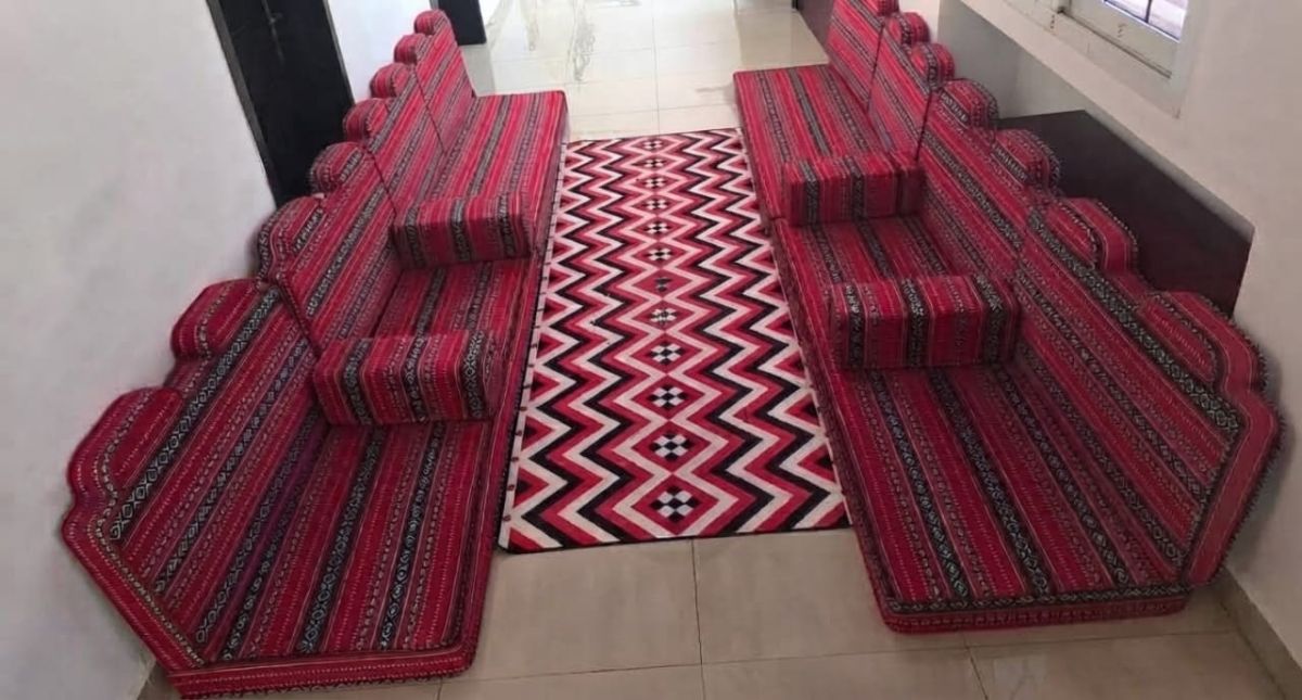 Salon arabe majlis rouge 6 places avec tapis assorti.