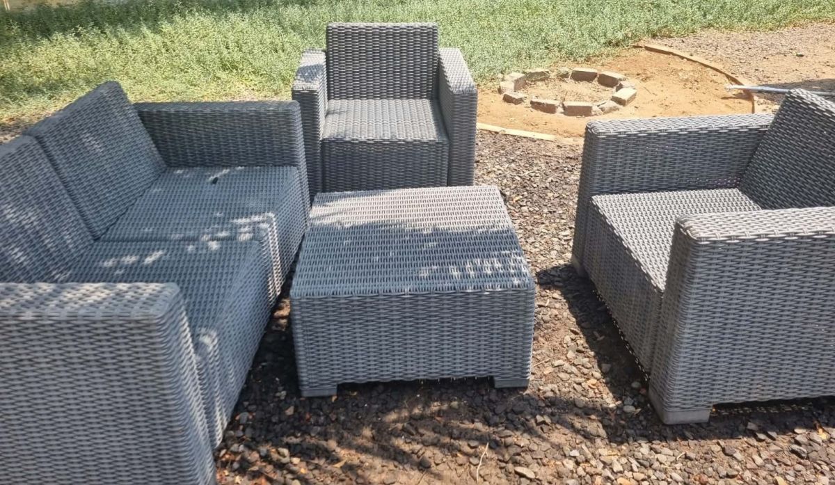 Salon de jardin avec terrasse en PVC en bon état